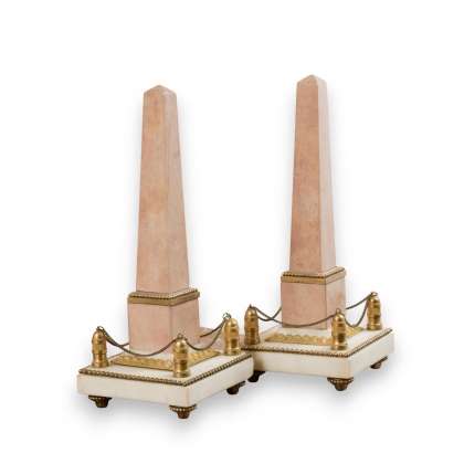 Paire d\'obélisques Louis XVI en marbre rose