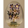 Oeuf sur piédouche enfermant un bouquet de fleurs