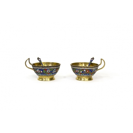 Paire de porte-tasse à décor de fleurs en émaux
