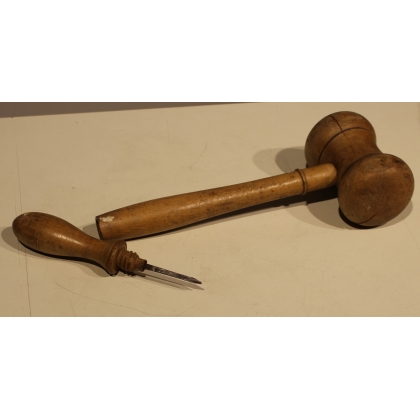 Maillet en bois manche dissimulant une pointe