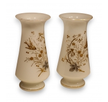 Paire de vases en opalines blanche décor oiseaux