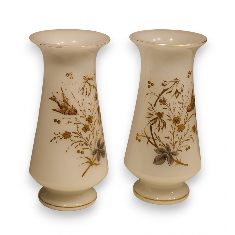 Paire de vases en opalines blanche décor oiseaux