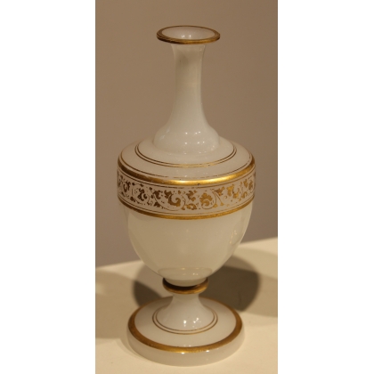 Paire de vases en opalines blanche décor arabesque