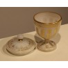 Bonbonnière en opalines blanche, feuillages dorés