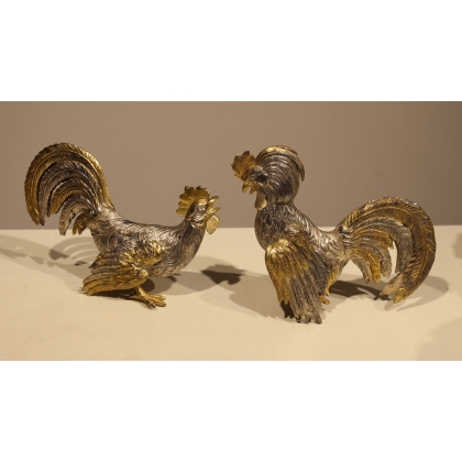 Paire de coqs en argent et vermeil