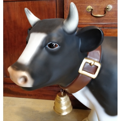 Vache en résine \"Fribourgeoise\" noire et blanche