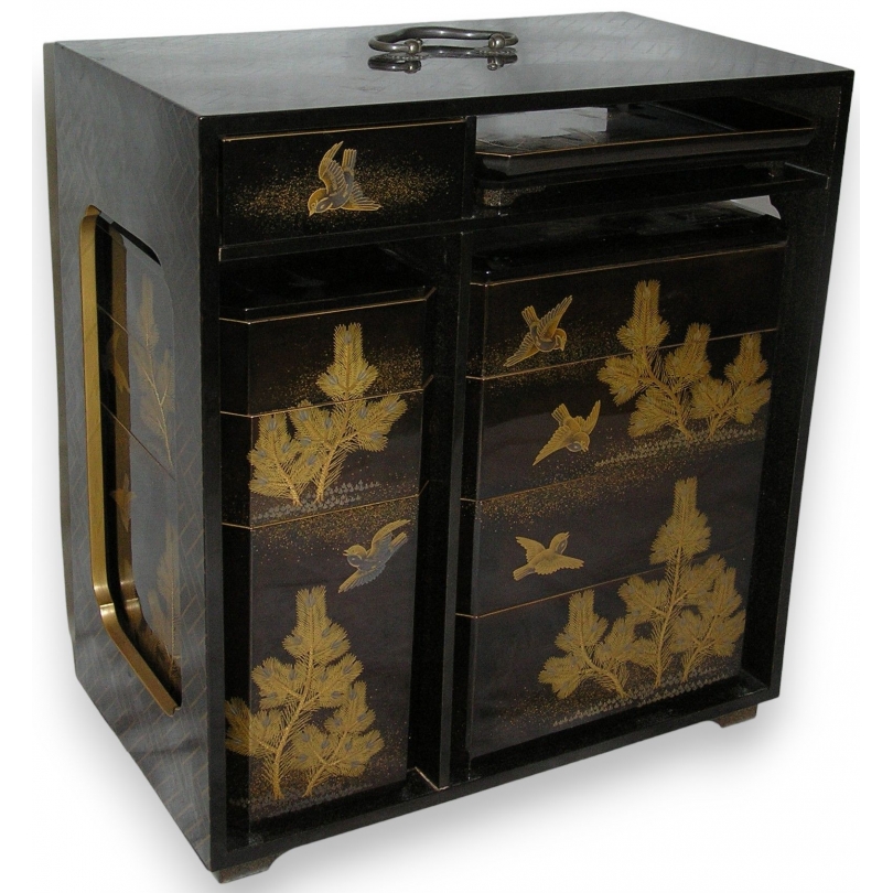 "Jubako" picnic box. Available from Moinat SA – Antiques and home décor