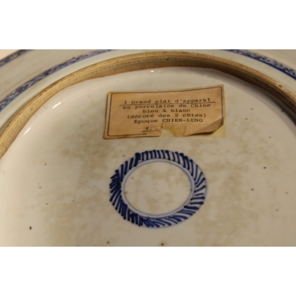 Plat en porcelaine bleu blanc bordure fleurs