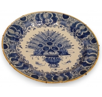 Plat rond décor au paon en faïence de Delft