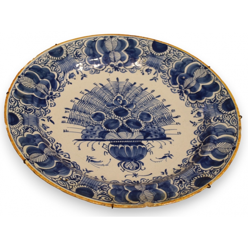 Plat rond décor au paon en faïence de Delft