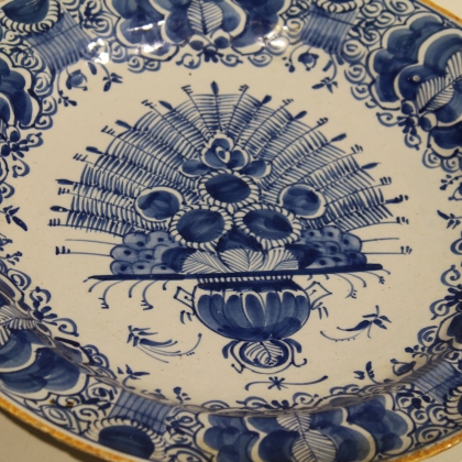 Plat rond décor au paon en faïence de Delft