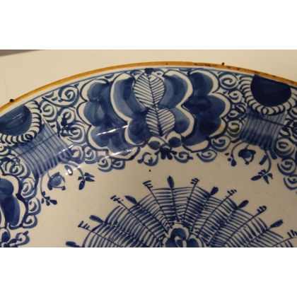 Plat rond décor au paon en faïence de Delft
