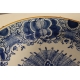 Plat rond décor au paon en faïence de Delft