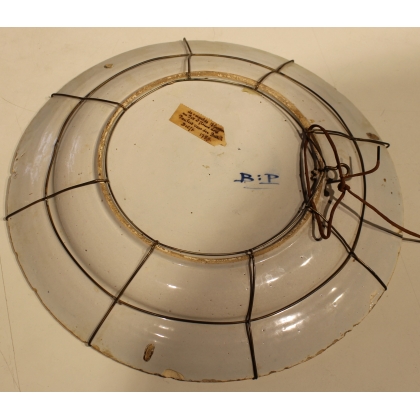 Plat rond décor au paon en faïence de Delft