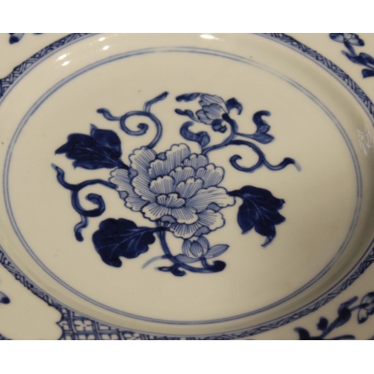 Plat en porcelaine bleu blanc décor fleur