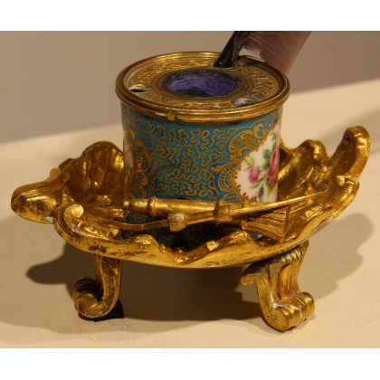 Encrier en porcelaine avec monture en bronze