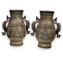 Paire de vases chinois cloisonnés avec anses