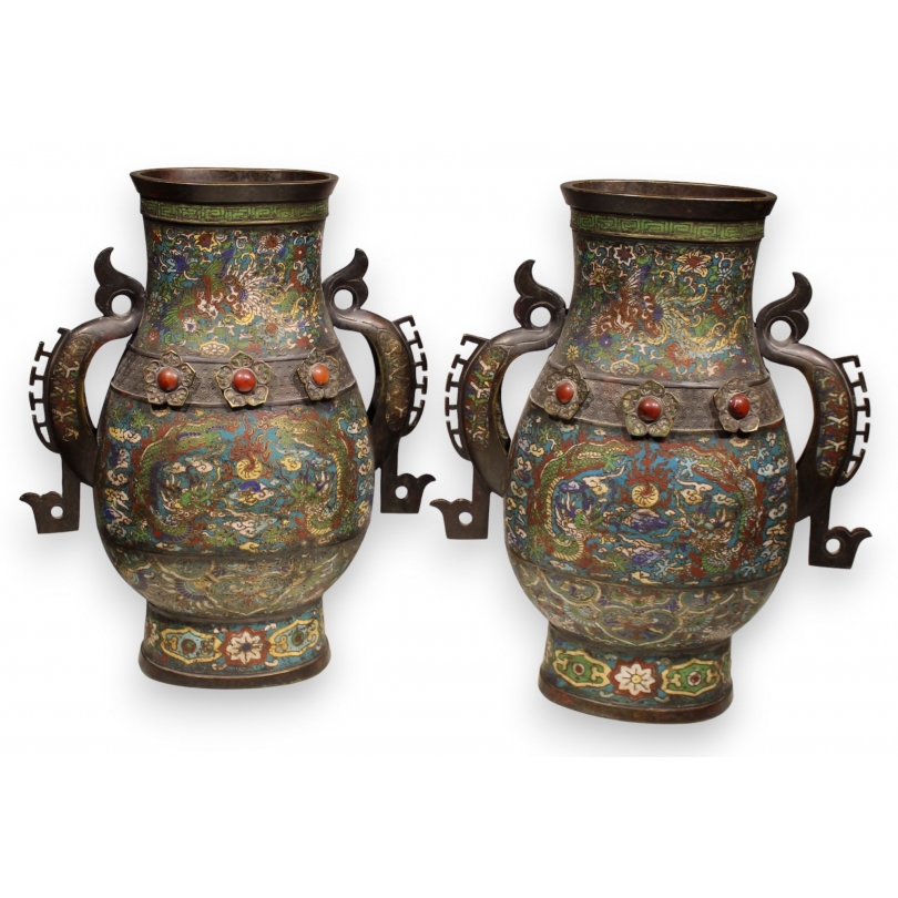Paire de vases chinois cloisonnés avec anses