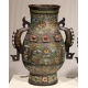 Paire de vases chinois cloisonnés avec anses