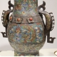 Paire de vases chinois cloisonnés avec anses