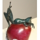 Grenouille couchée sur une pomme en bronze