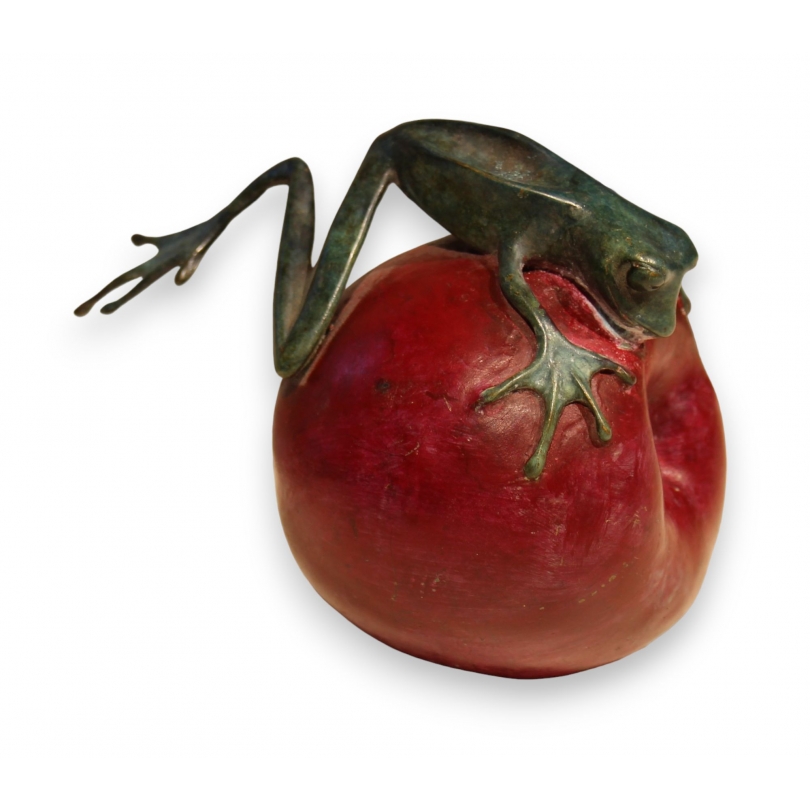 Grenouille grimpant sur une pomme en bronze