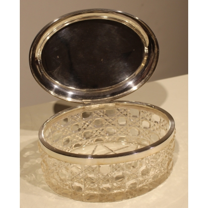 Boite ovale en cristal couvercle en argent