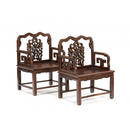 Paire de fauteuils chinois en teck sculpté