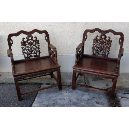 Paire de fauteuils chinois en teck sculpté