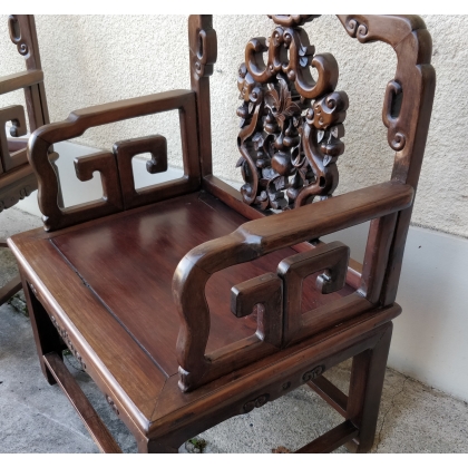 Paire de fauteuils chinois en teck sculpté