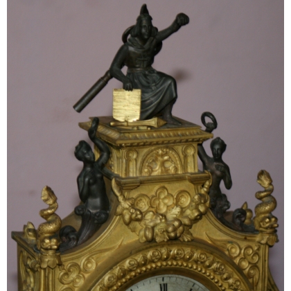  Pendule Néo Gothique. sur  Moinat SA  - Antiquités décoration