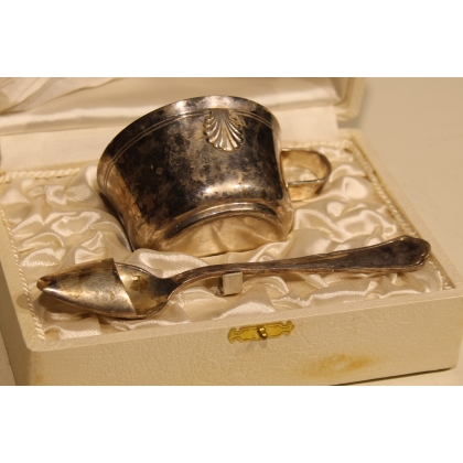 Tasse et cuillère à médicament ou à potion
