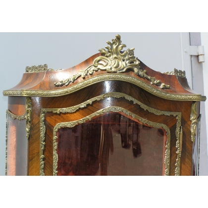  Vitrine Louis XV marquetée. sur  Moinat SA  - Antiquités décoration