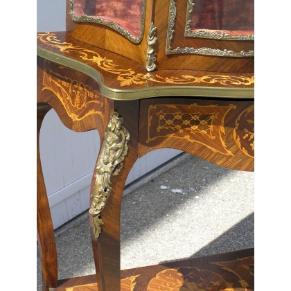  Vitrine Louis XV marquetée. sur  Moinat SA  - Antiquités décoration