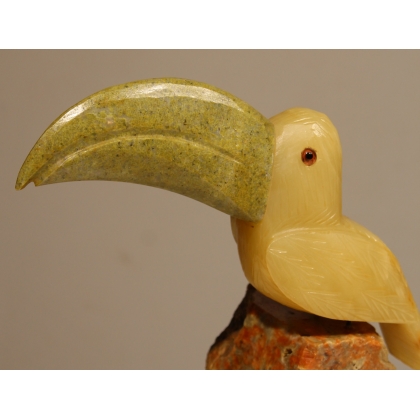Toucan en calcite jaune et socle orange