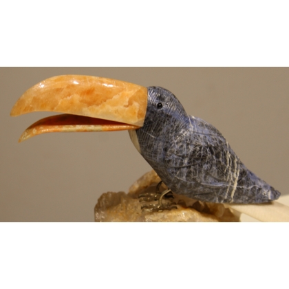 Toucan en pierre bleue et socle cristal