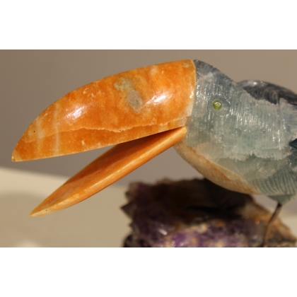 Toucan en calcite turquoise et socle améthyste
