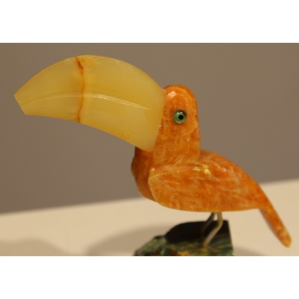 Toucan en calcite orange et socle vert