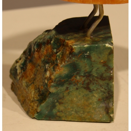 Toucan en calcite orange et socle vert