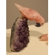 Perroquet en quartz rose sur une Améthyste