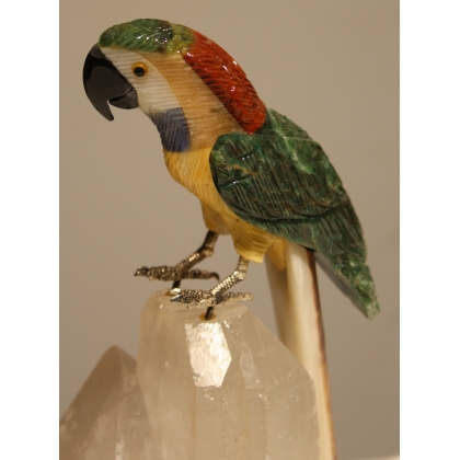 Perroquet en pierre multicolore et socle blanc