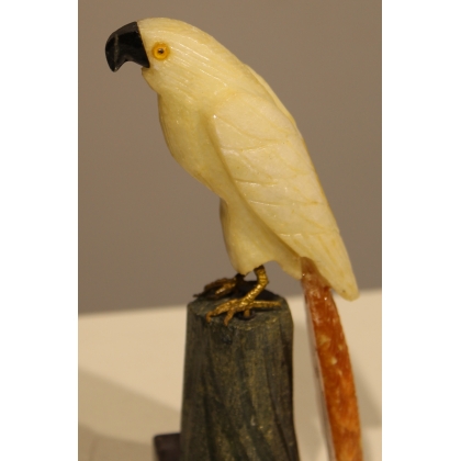 Aigle en calcite jaune et socle vert et violet