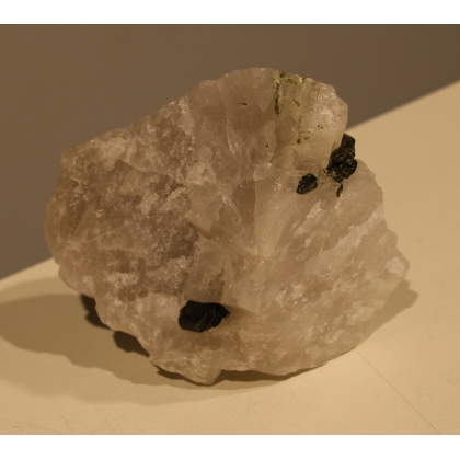 Quartz blanc a cristaux verts