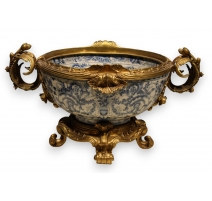 Coupe en porcelaine bleu-blanc avec anses en bronz