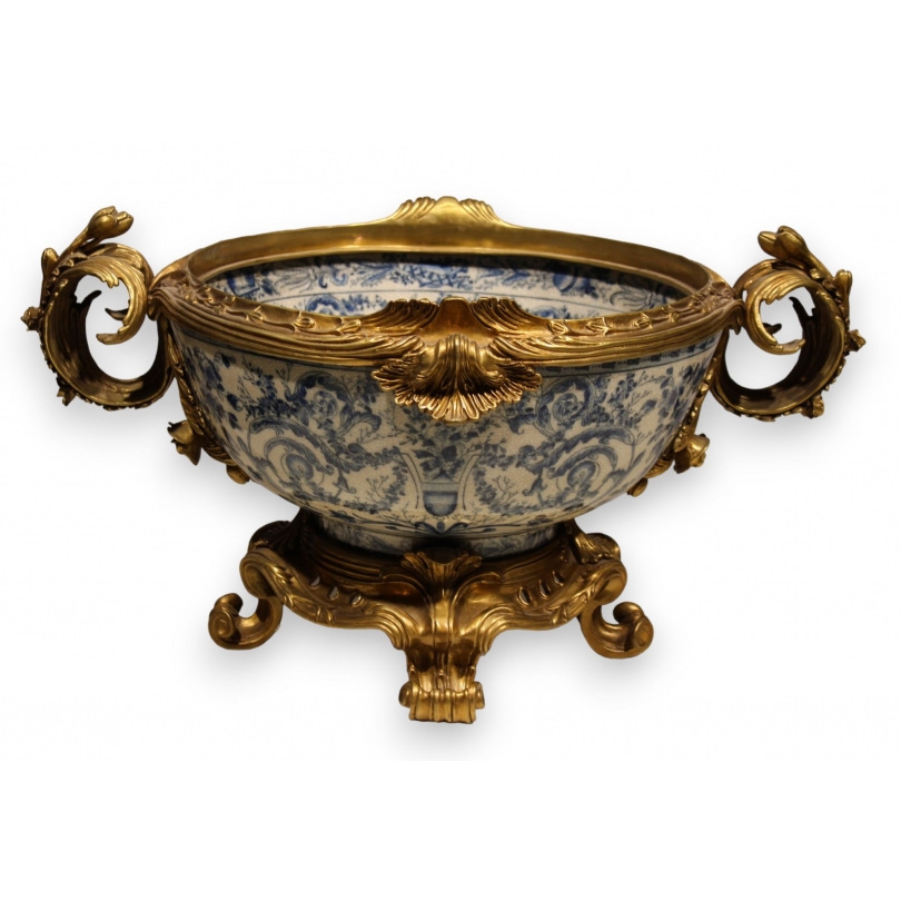 Coupe en porcelaine bleu-blanc avec anses en bronz