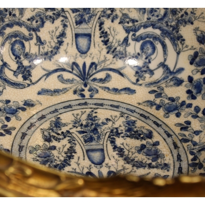 Coupe en porcelaine bleu-blanc avec anses en bronz