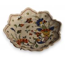 Assiette festonnée en faïence de Rouen décor fleur