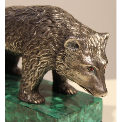 Ours en argent, les yeux en pierre rouge
