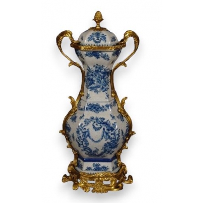 Vase couvert en porcelaine bleue et blanche