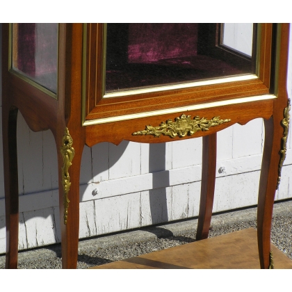  Vitrine Louis XV, KRIEGER. sur  Moinat SA  - Antiquités décoration